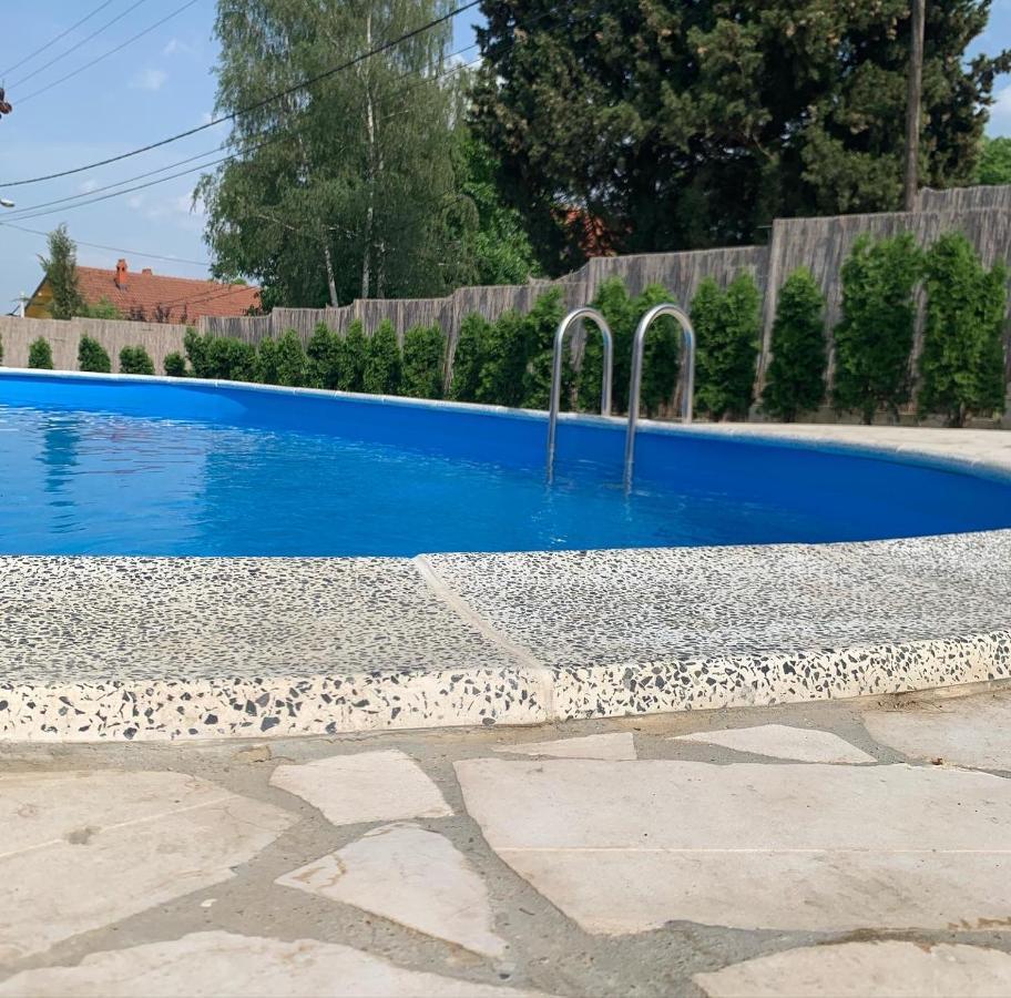 Villa Mika'S Poolhouse à Belgrade Extérieur photo
