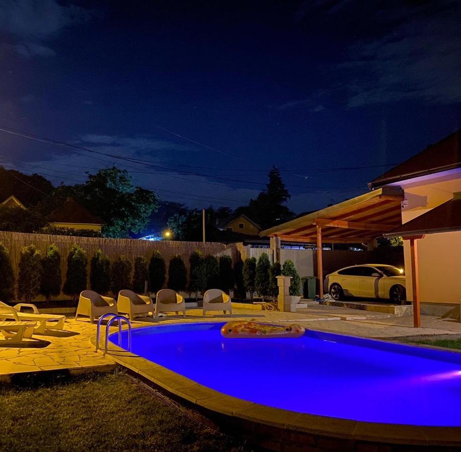 Villa Mika'S Poolhouse à Belgrade Extérieur photo